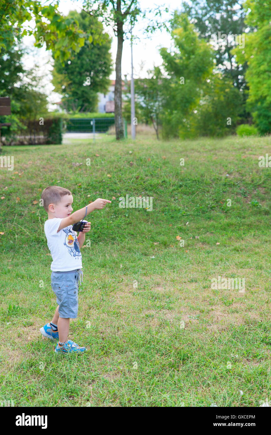 Kind in den Park mit seiner Kamera Stockfoto