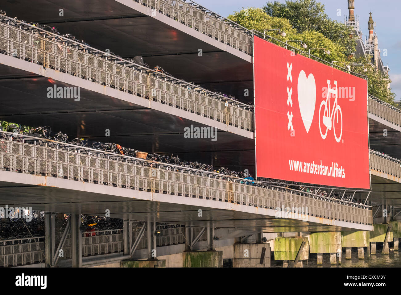 Multi Etagen Fahrrad-Parkplatz, Amsterdam, Niederlande Stockfoto