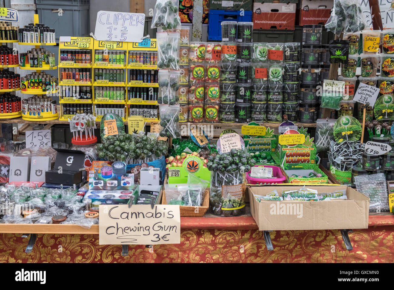 Palette von Cannabisprodukten zum Verkauf auf Waterloopleinmarkt, Flohmarkt, Amsterdam, Niederlande. Stockfoto