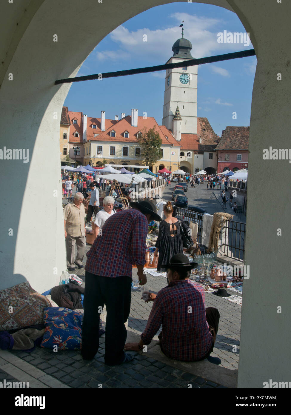 Roma-Zigeuner-Händler und Touristen auf dem Marktplatz in der mittelalterlichen Stadt von Sibiu.Transylvania.Romania Stockfoto