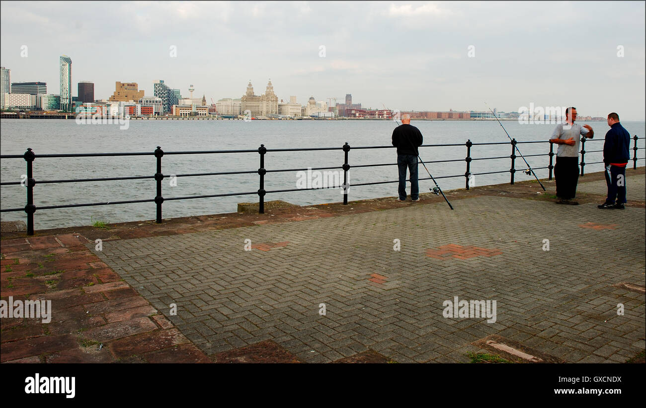 Fischer auf den Fluss Mersey aus Birkenhead nach Liverpool, UK Stockfoto