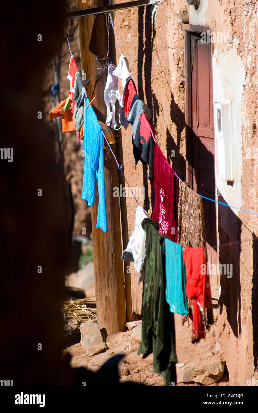 Kleidung auf eine Wäscheleine in einem Land der Dritten Welt Stockfoto