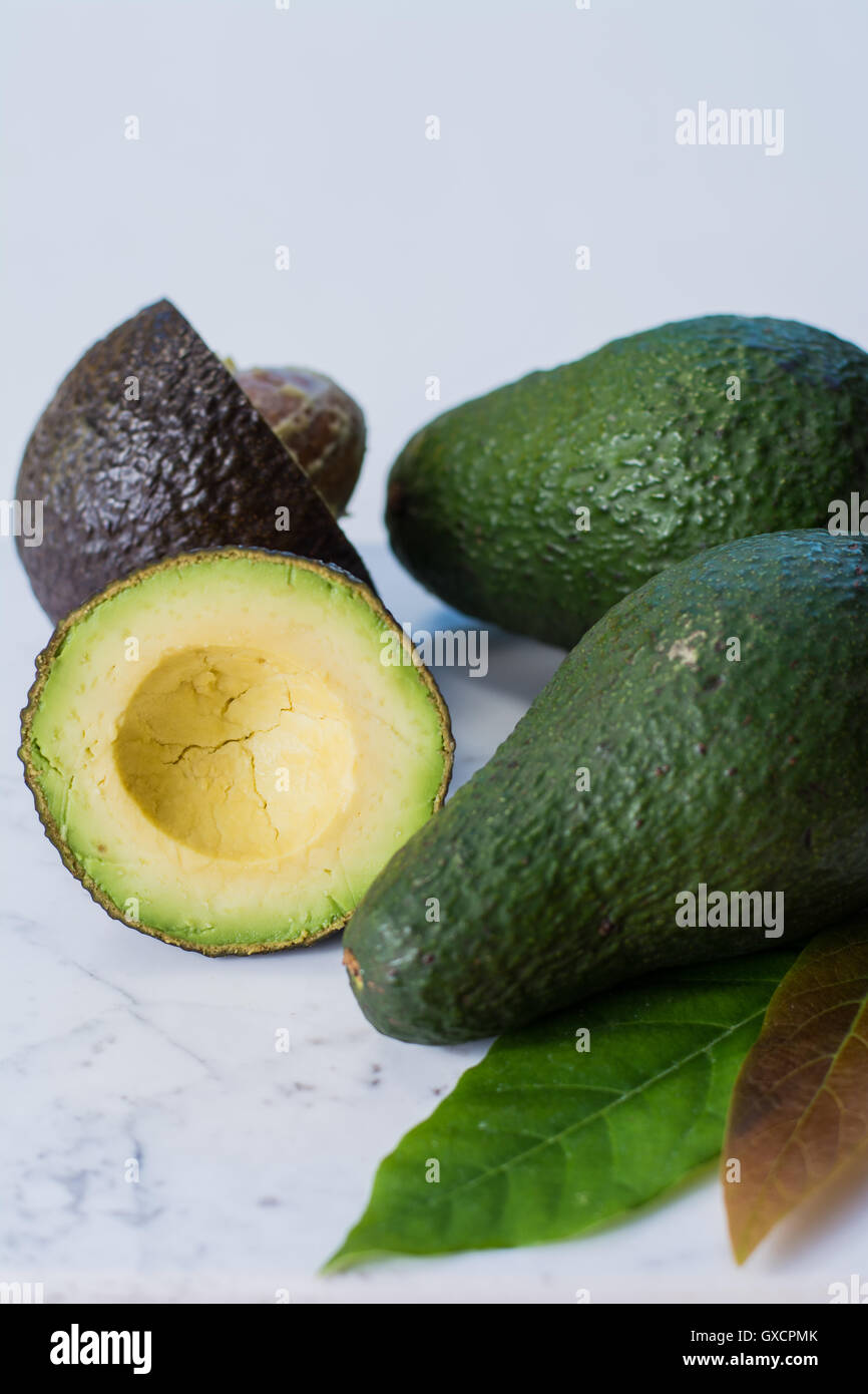 Grüne Reifen Avocado auf weißem Marmor Hintergrund Stockfoto