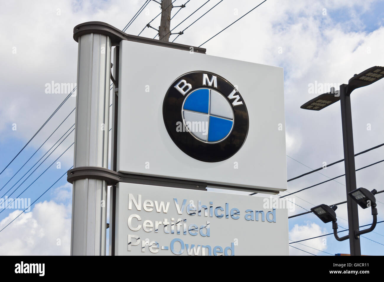 Lafayette, IN - ca. Juli 2016: Einen lokalen BMW Händler. BMW ist ein Luxus Auto Hersteller mit Sitz in Deutschland ich Stockfoto