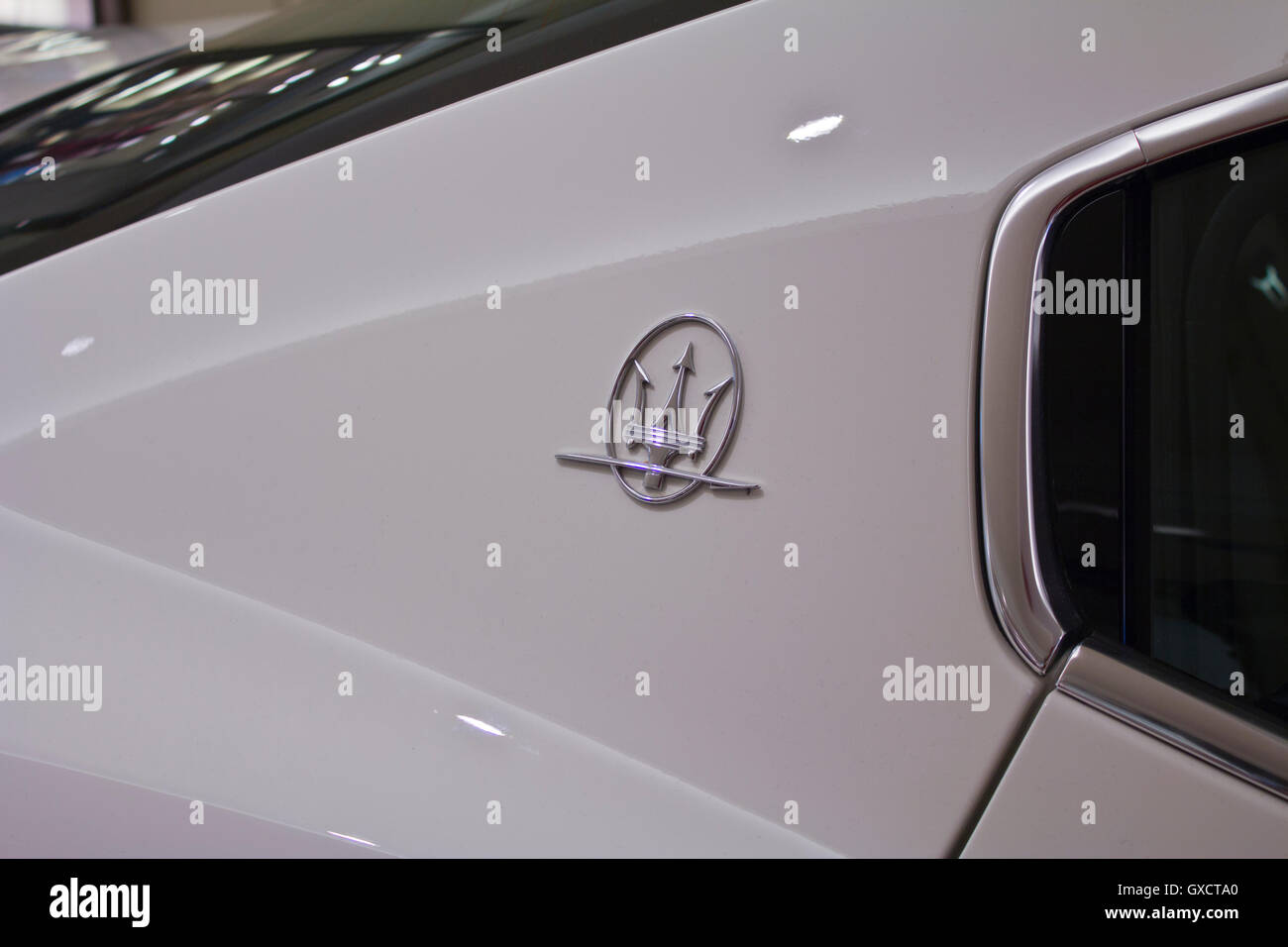 INDIANAPOLIS - CIRCA OCTOBER 2015: Maserati Logo Close Up I Stockfoto