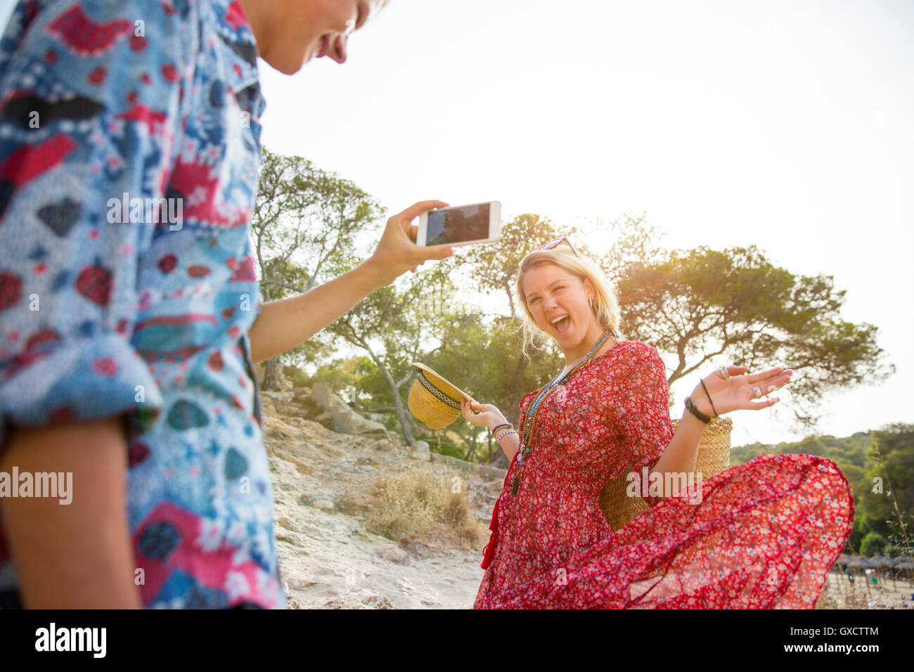 Paar mit Smartphone zum fotografieren, Mallorca, Spanien Stockfoto