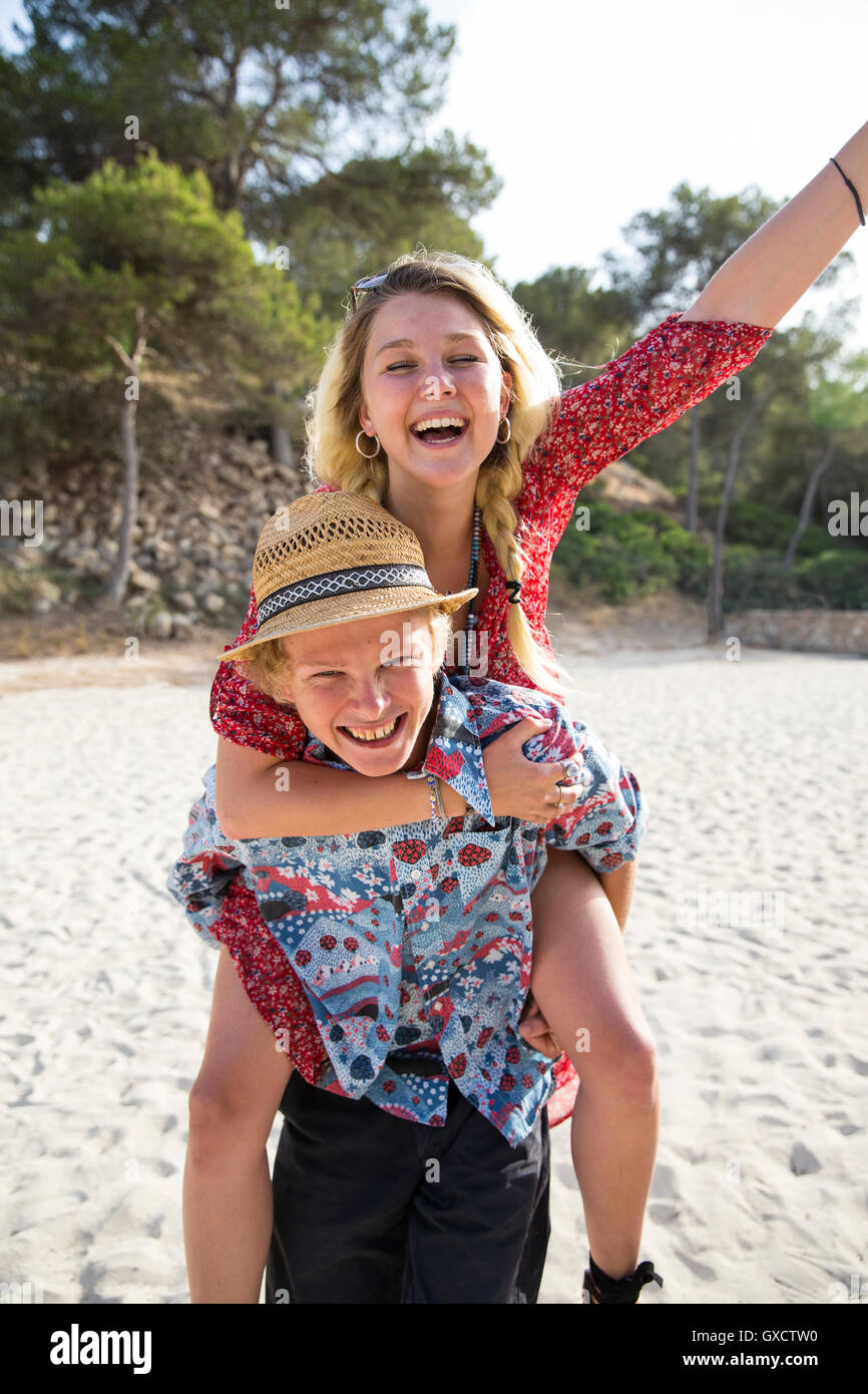 Mann am Strand geben lächelnde Frau Huckepack, Mallorca, Spanien Stockfoto