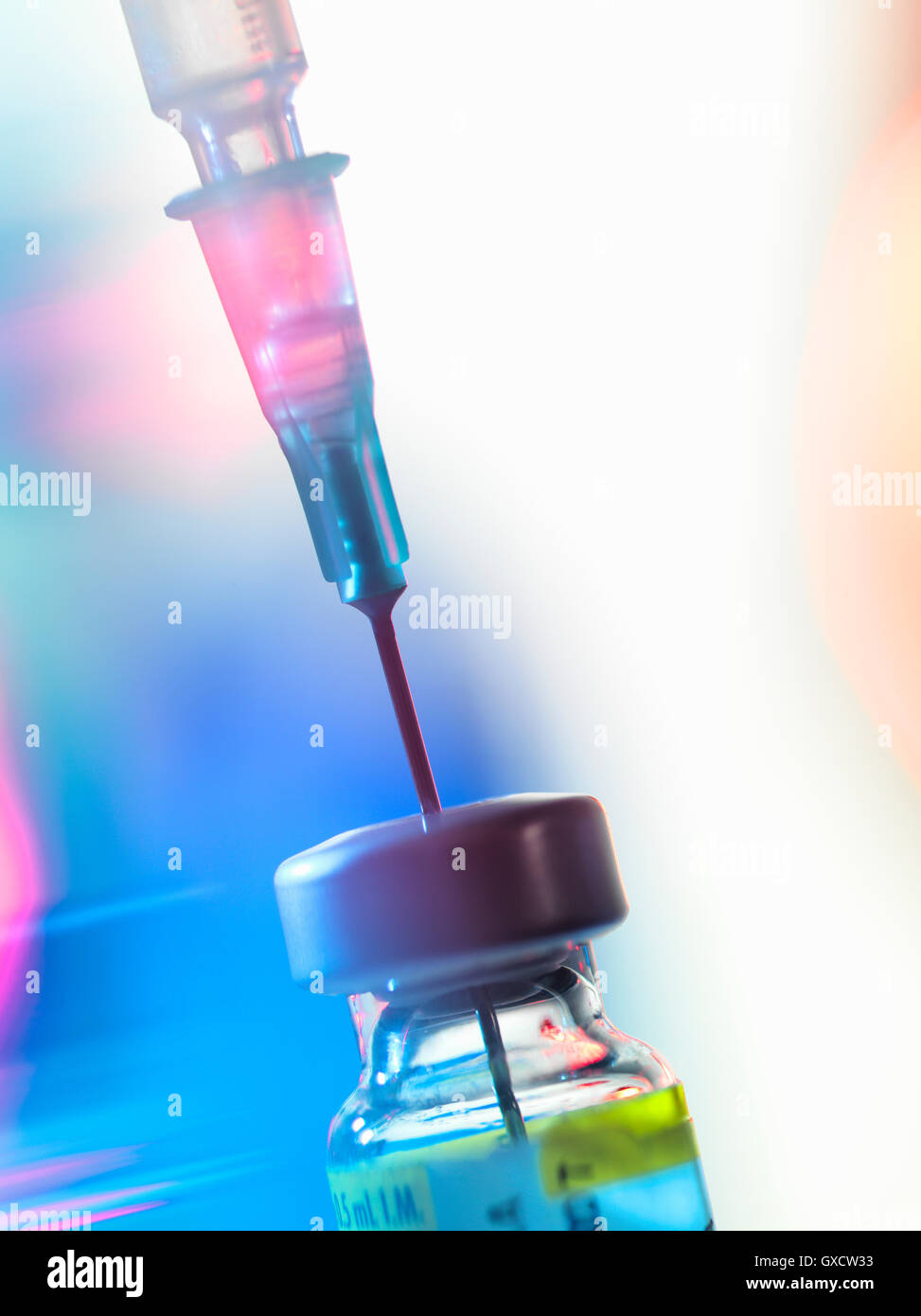 Spritze in einem Impfstoff Fläschchen eingefügt Stockfoto