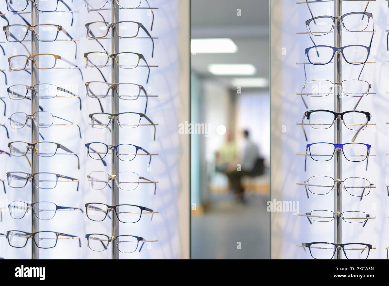 Patientengespräch bei Kleinunternehmen Optiker Stockfoto