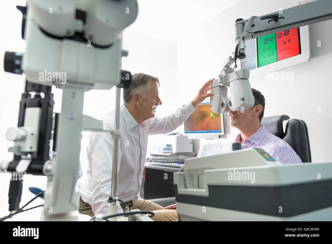 Messung der Augen des Patienten bei Kleinunternehmen Optiker Optiker Stockfoto
