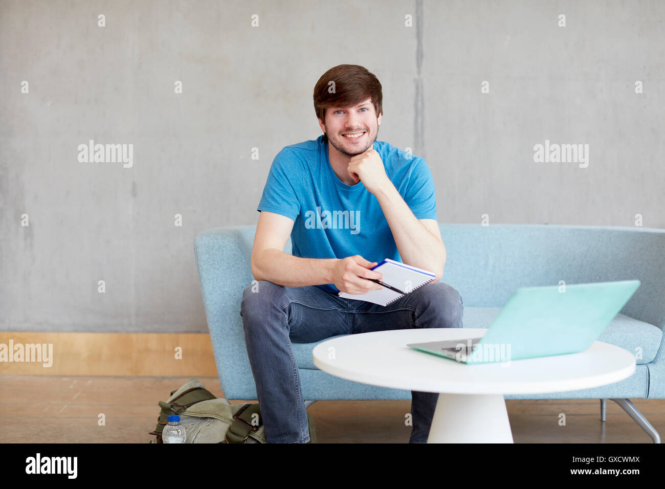 Porträt des jungen männlichen Studenten auf Studie Raum Sofa am Higher Education college Stockfoto