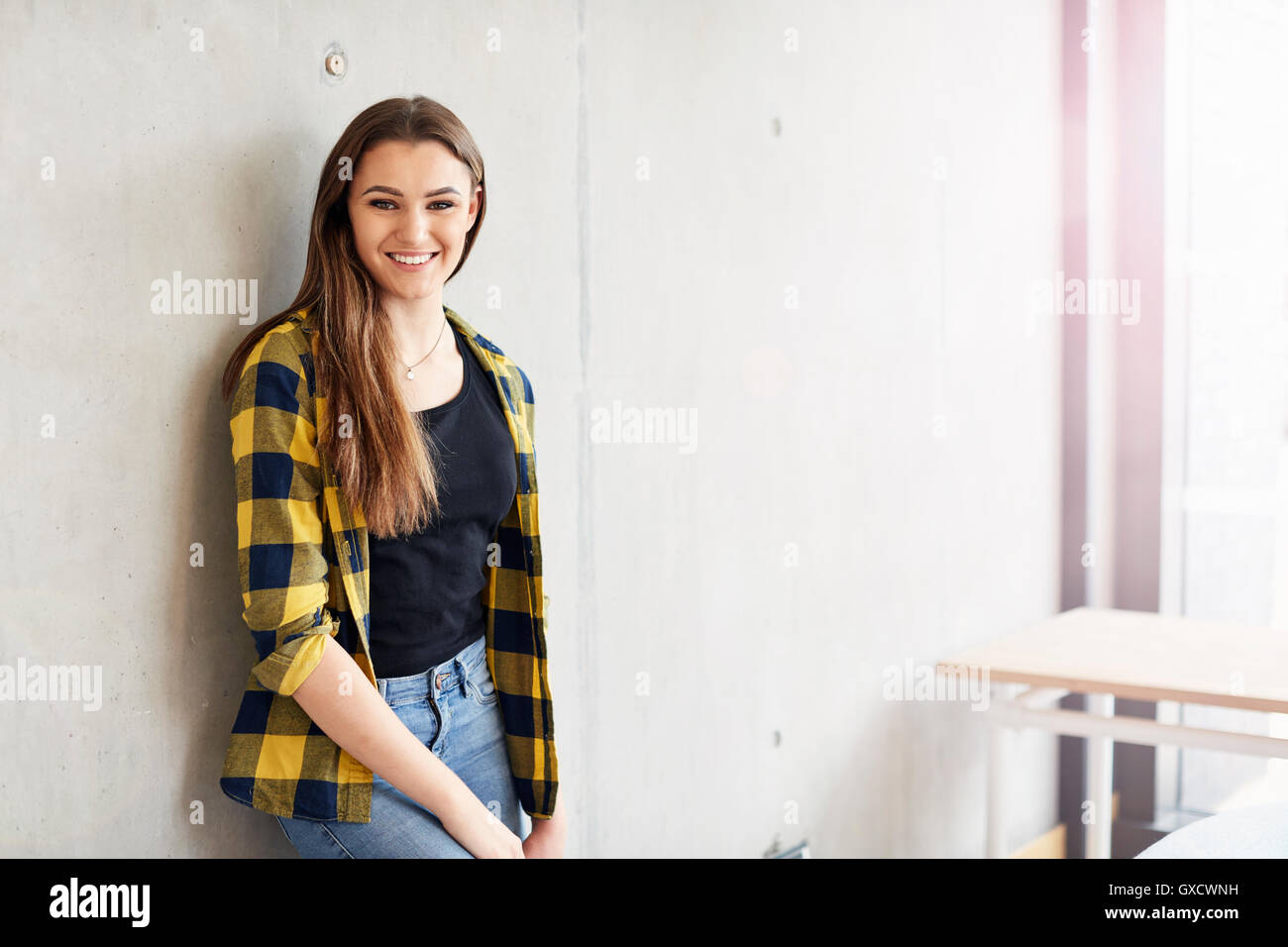 Porträt der jungen Studentin am Higher Education college Stockfoto
