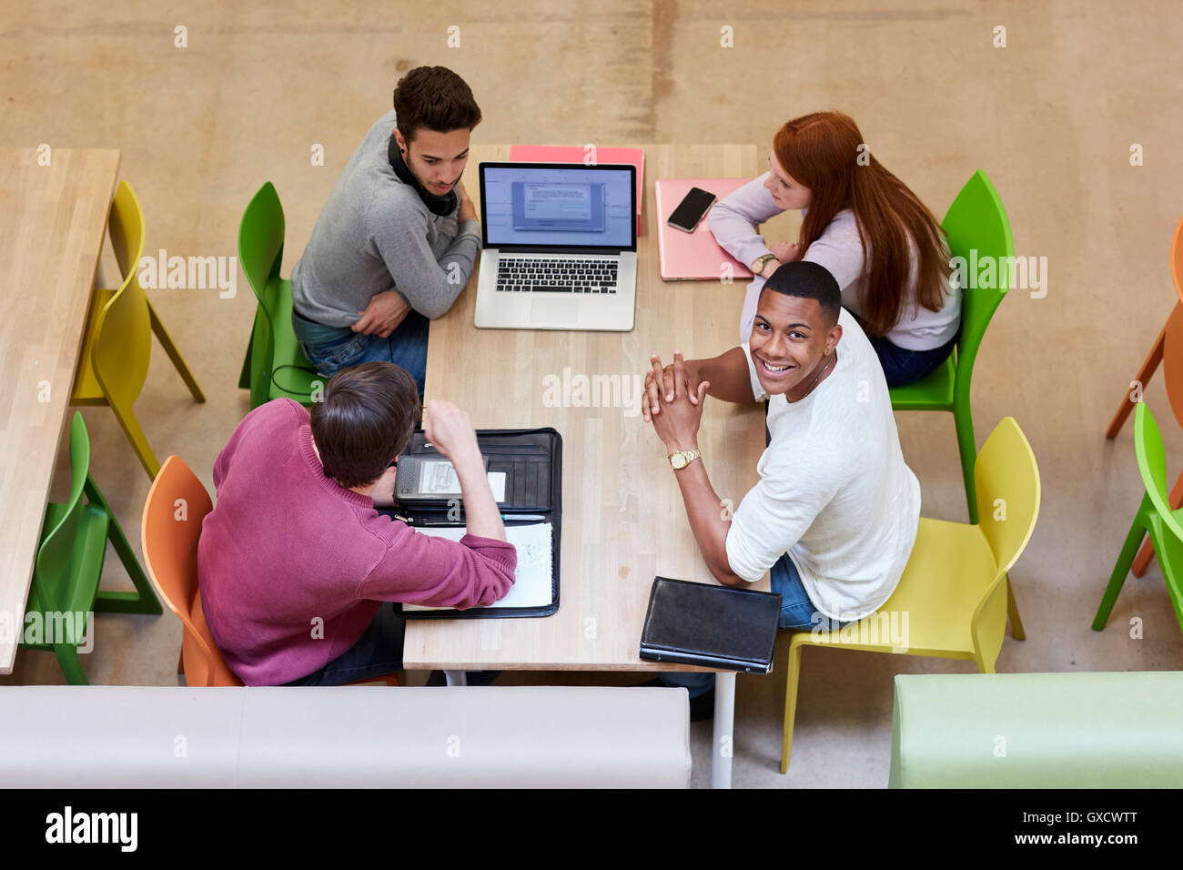 Draufsicht der männlichen und weiblichen Studenten brainstorming im College Studie Hochschulraums Stockfoto