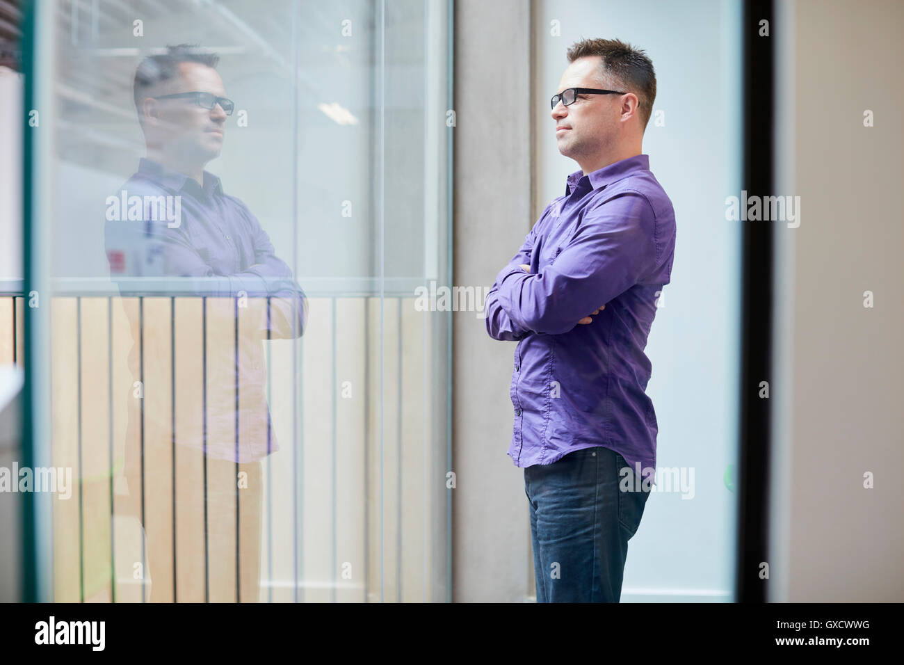 Männliche Designer mit Blick vom Fenster im Designstudio Stockfoto