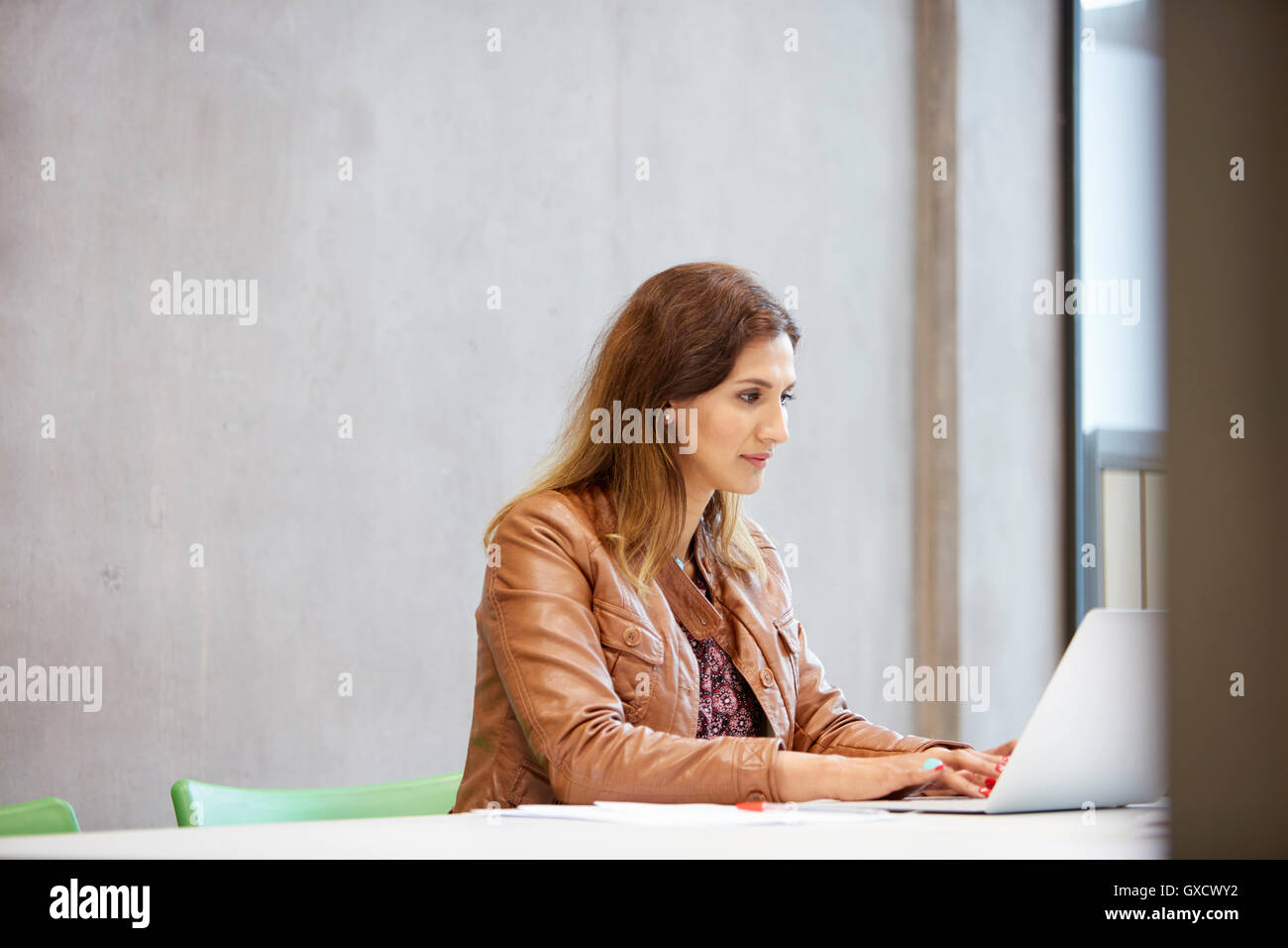 Designerinnen, die Eingabe auf Laptop im Designstudio Stockfoto