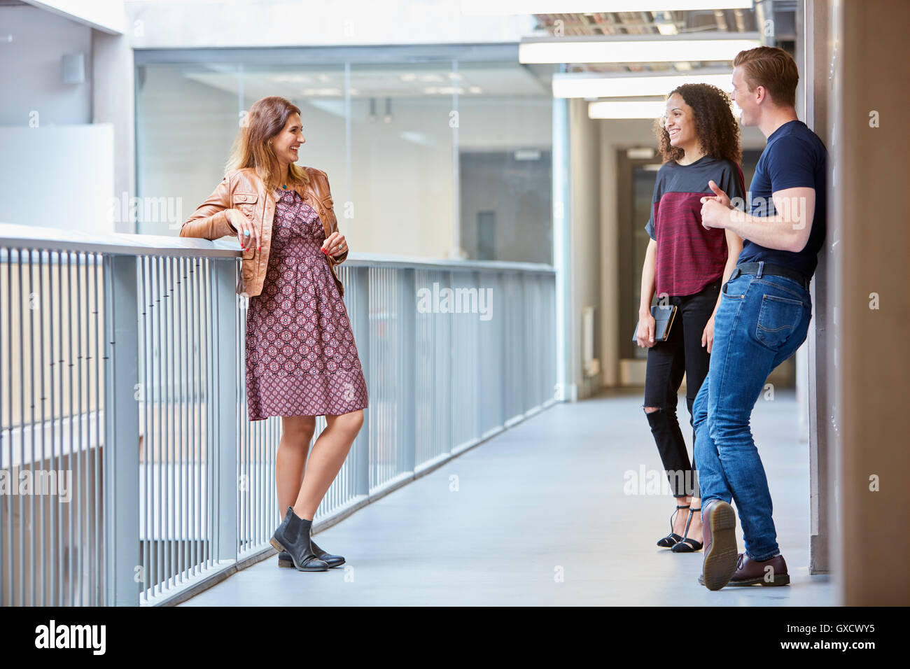 Designer im Chat im Designstudio Stockfoto