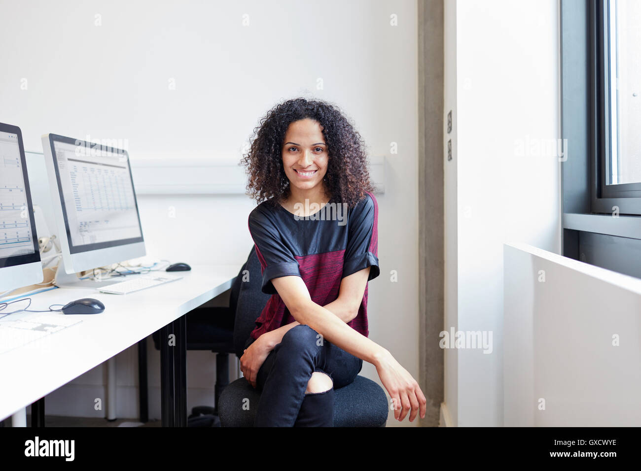 Porträt der jungen weiblichen Computer aided Designer im Designstudio Stockfoto