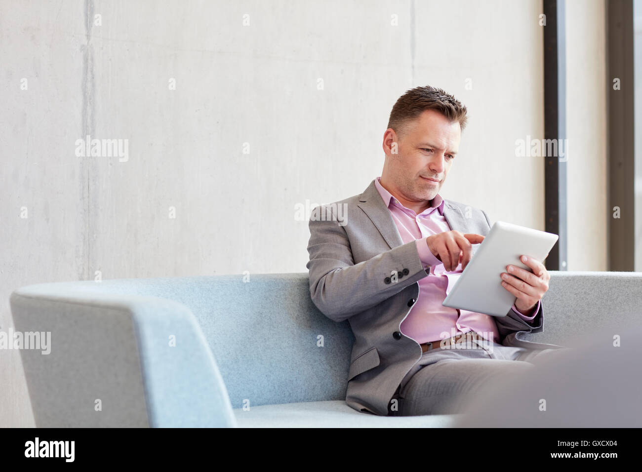 Geschäftsmann mit digital-Tablette Touchscreen im Büro Stockfoto