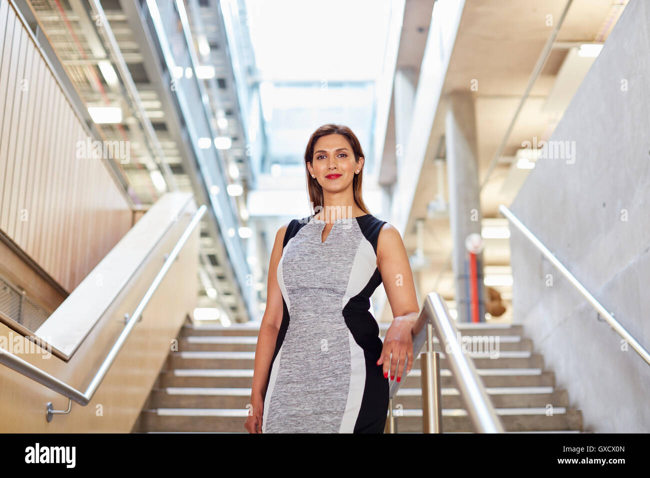 Porträt der Geschäftsfrau auf Büro Treppe stehend Stockfoto