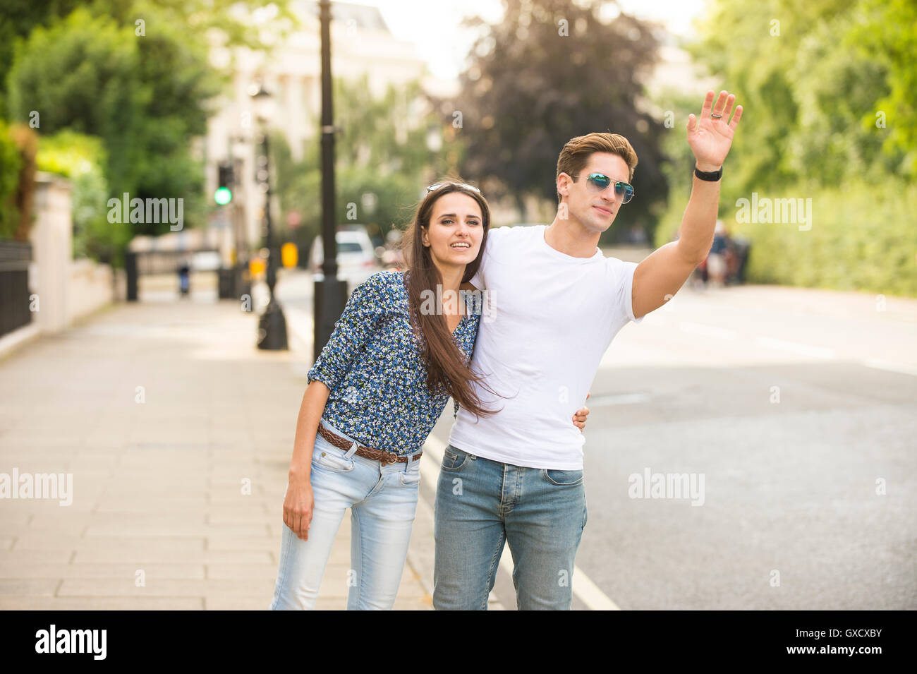 Junges Paar ein Taxi auf der Stadtstraße, London, UK Stockfoto