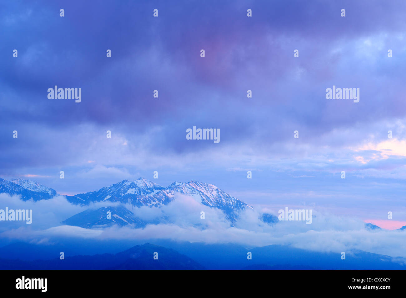Nebel und schneebedeckte Berge im Morgengrauen, Bolshoy Thach (große Thach) Naturpark, Kaukasus, Republik Adygea, Russland Stockfoto
