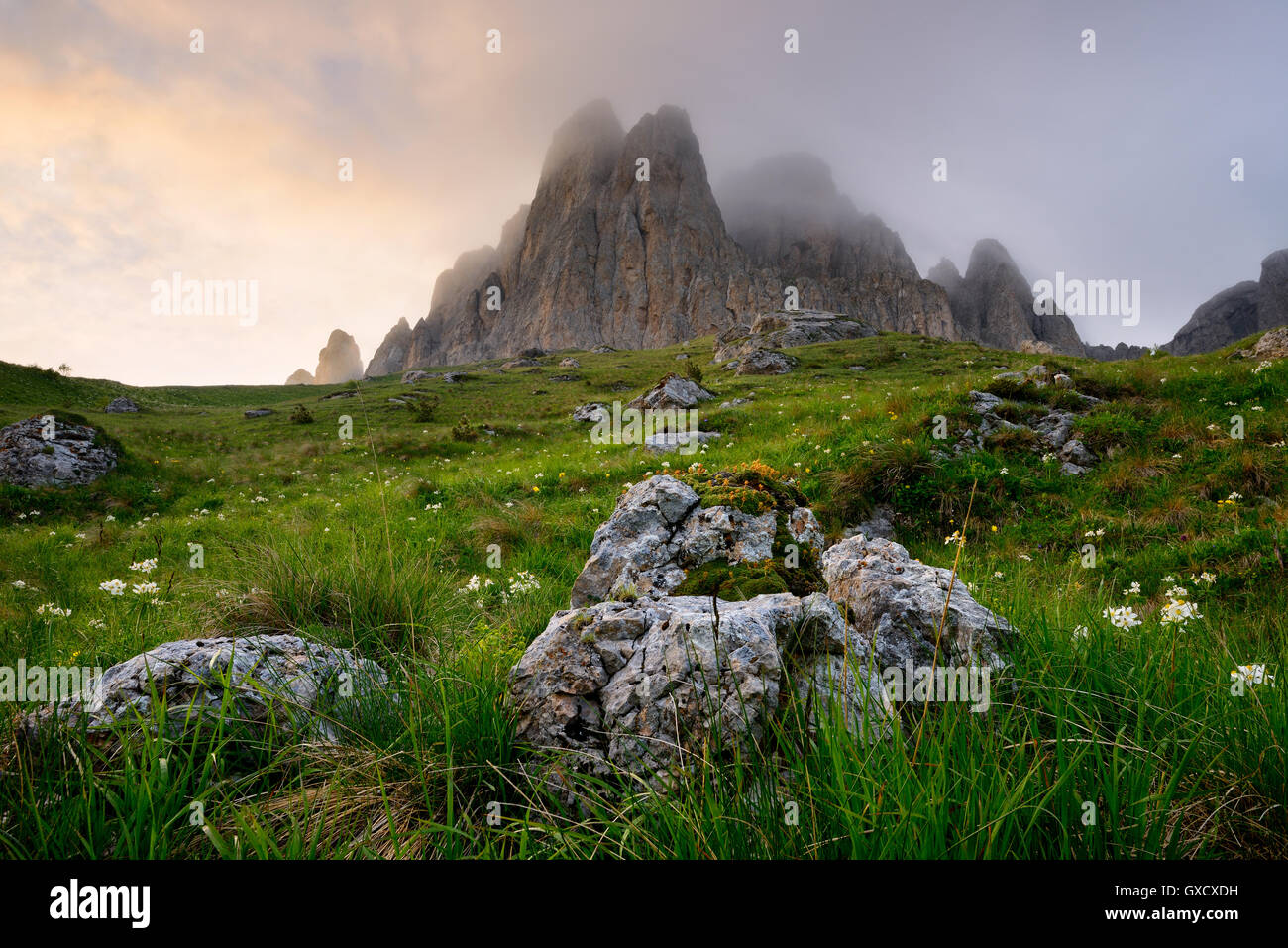Niedrige Wolke über Felsformationen, Bolshoy Thach (große Thach) Naturpark, Kaukasus, Republik Adygea, Russland Stockfoto