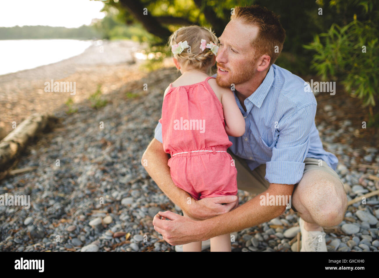 Mitte erwachsener Mann umarmt Tochter am Lake Ontario, Oshawa, Kanada Stockfoto