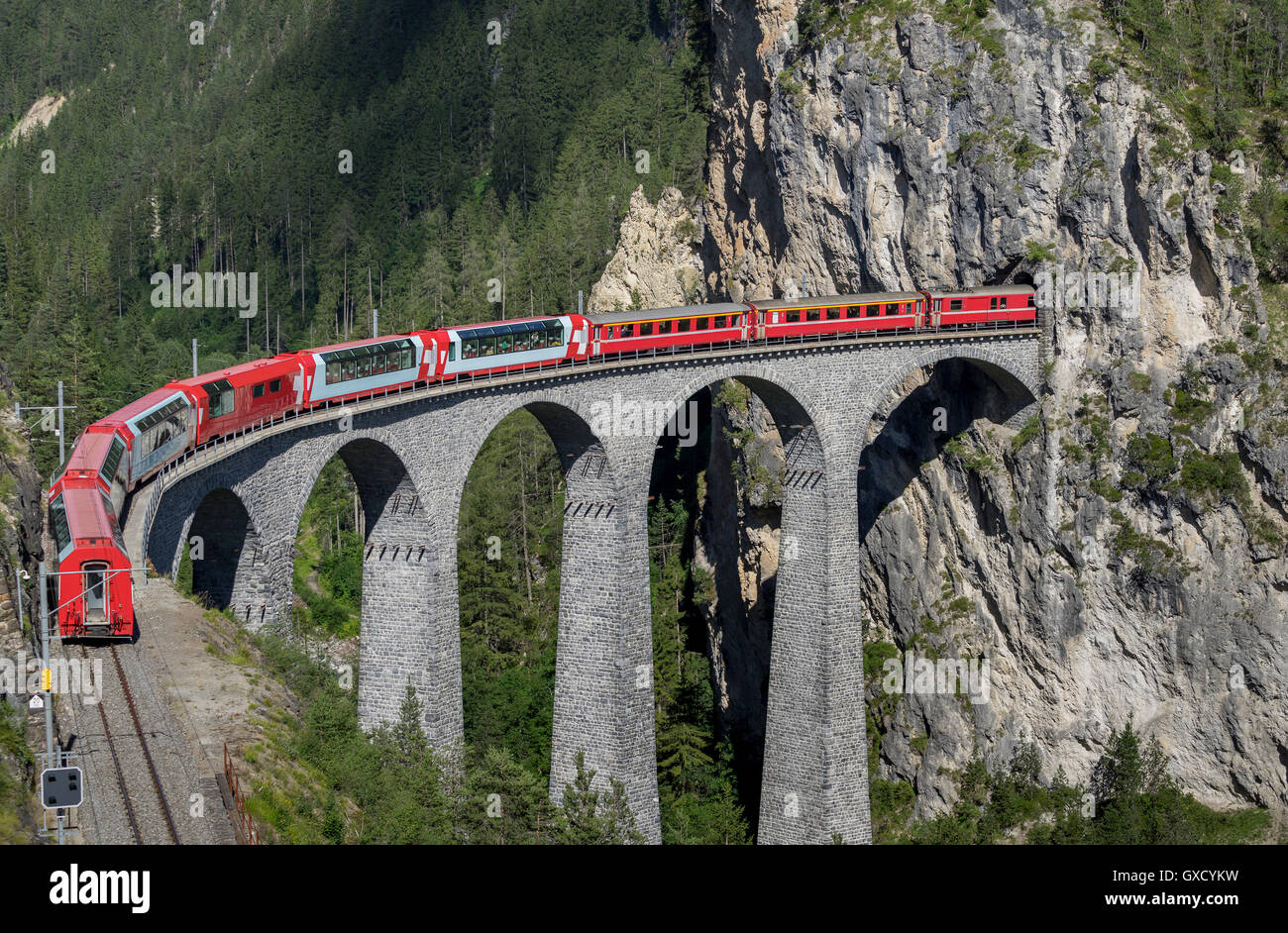 Zug auf das Landwasser Viadukt, Filisur, Splügen, Kanton Graubünden, Schweiz Stockfoto