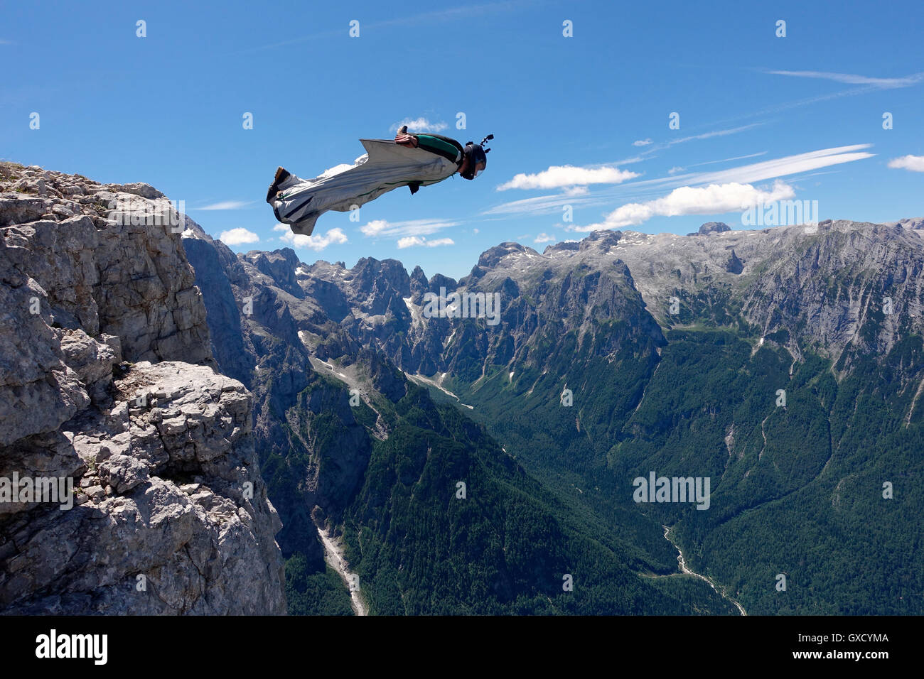 Wingsuit BASE-Jumper fliegt von einer Klippe italienischen Alpen, Alleghe, Belluno, Italien Stockfoto