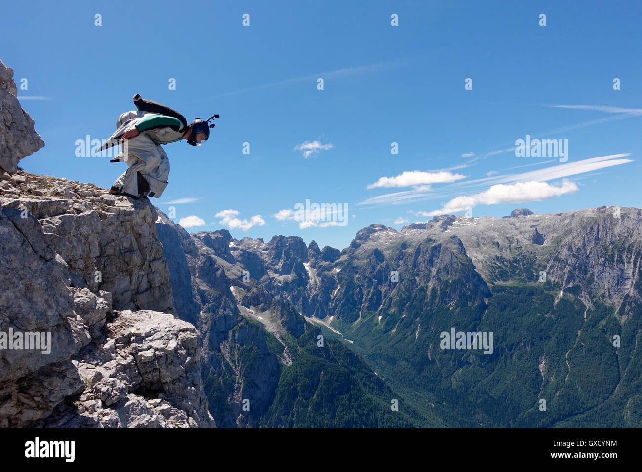 Wingsuit BASE-Jumper immer bereit, springen von Klippen, Italienische Alpen, Alleghe, Belluno, Italien Stockfoto