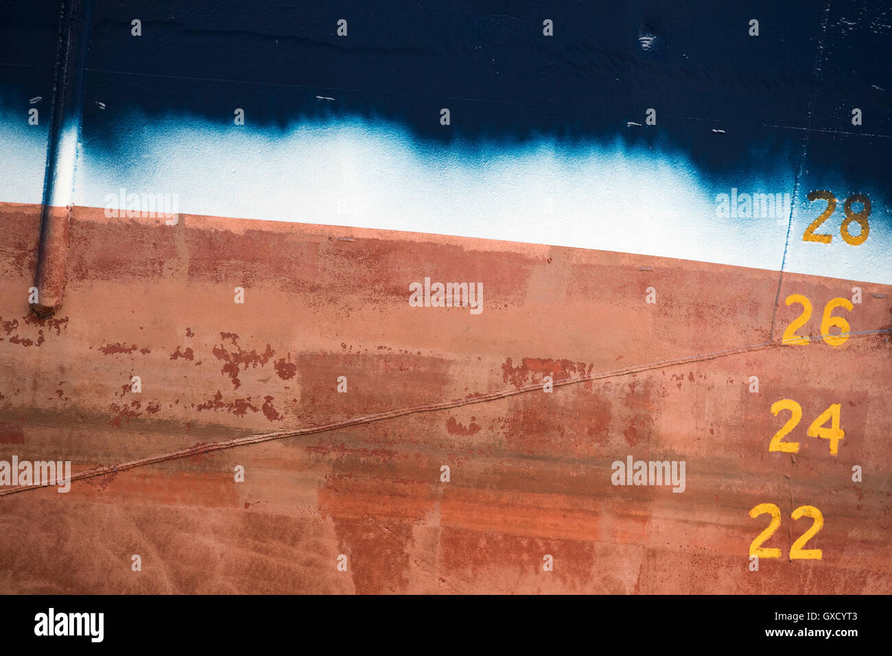 Detail der roten, weißen und blauen unvollendete Schiffsrumpf in Werft Maler Stockfoto