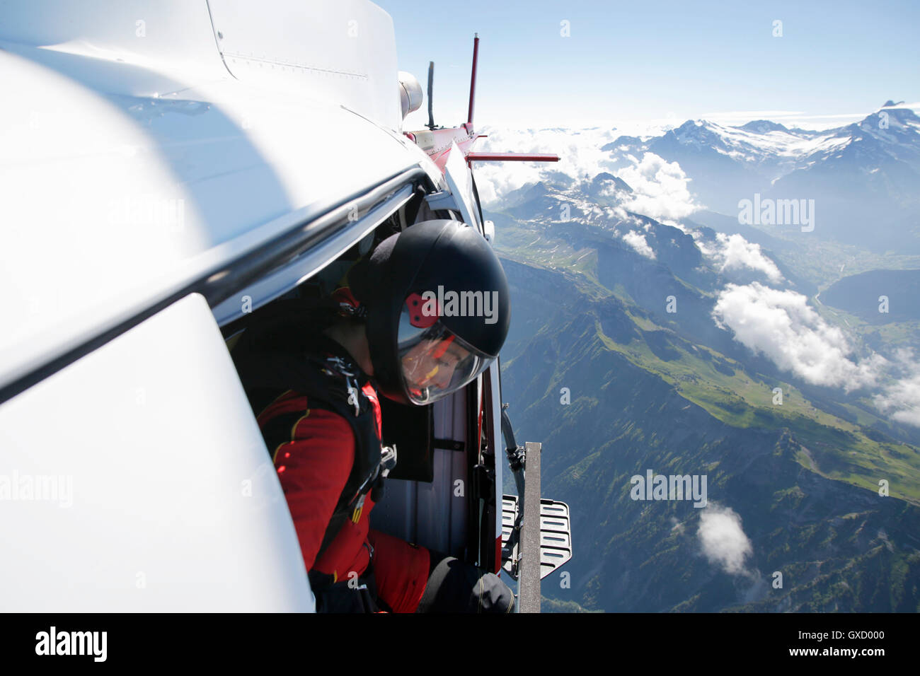 Weibliche Himmel Taucher im Hubschrauber gesucht Ausfahrt über Berg, Interlaken, Bern, Schweiz Stockfoto