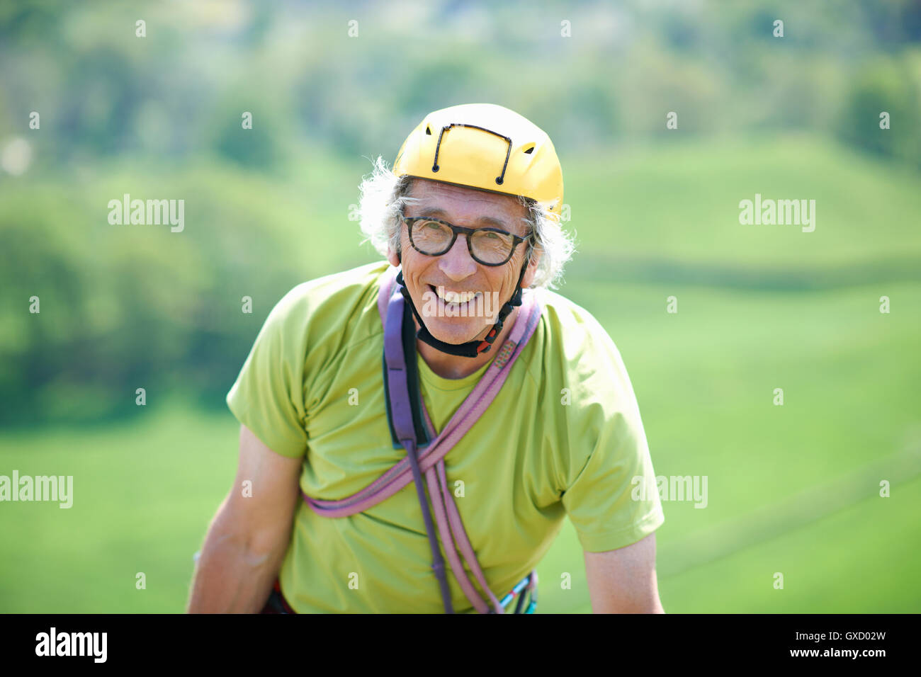 Porträt von senior Mann trägt Kletterhelm Stockfoto