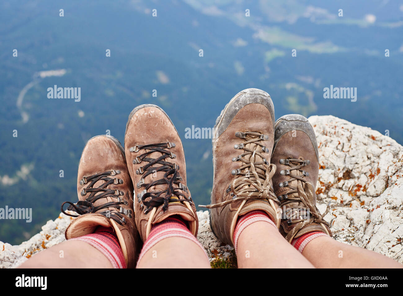 Verkürzten Blick auf Wanderer Füße tragen Wandern Bücher über Felsen, Österreich Stockfoto