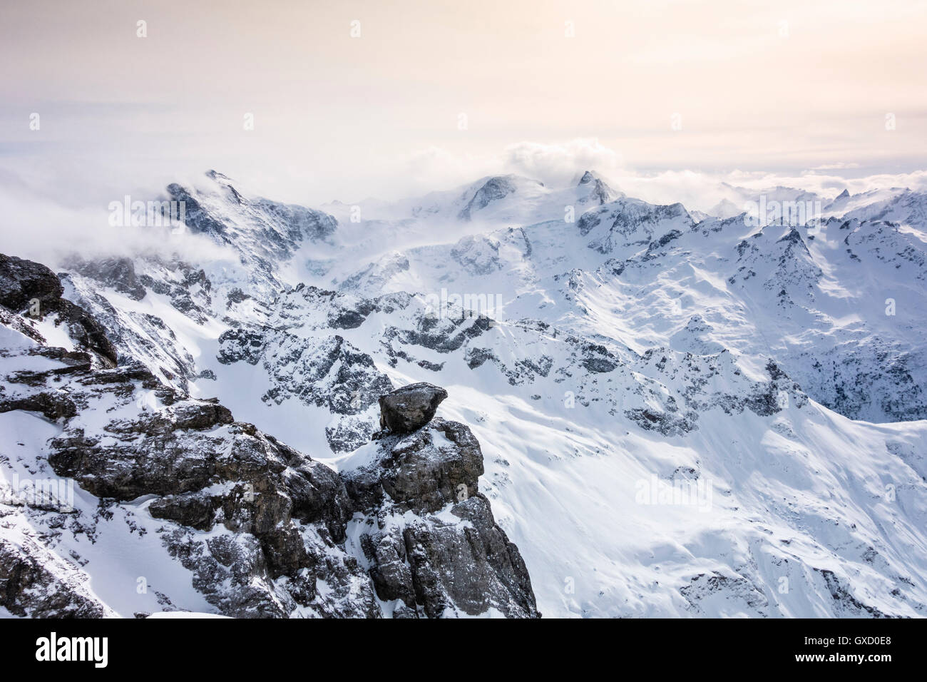 Schneebedeckte Landschaft und niedrige Wolken, Mount Titlis, Schweiz Stockfoto