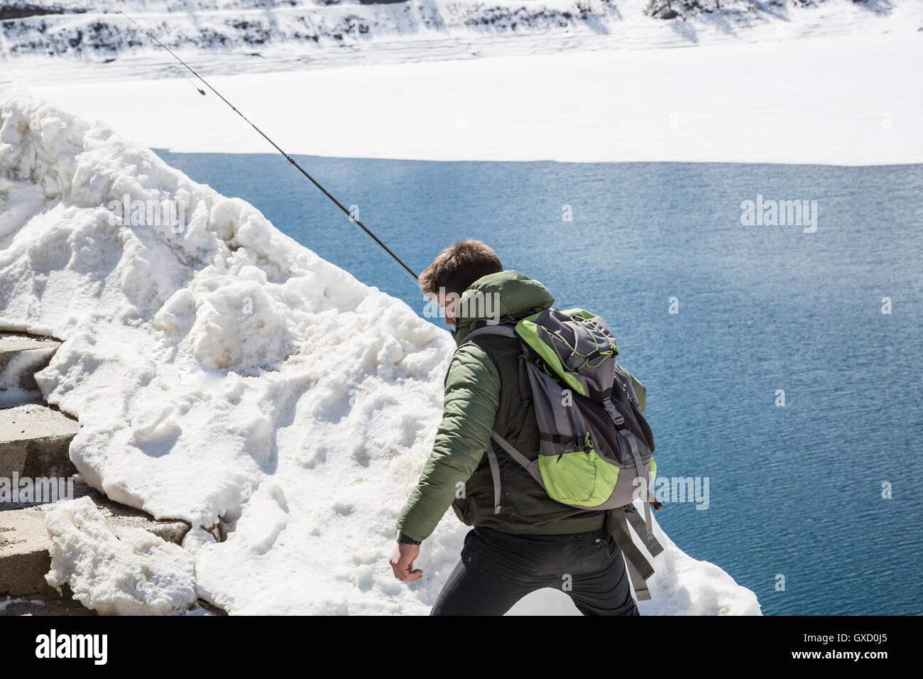 Mitte erwachsenen Mannes, Angeln, Morasco See, Morasco, Val Formazza, Piemont, Italien Stockfoto