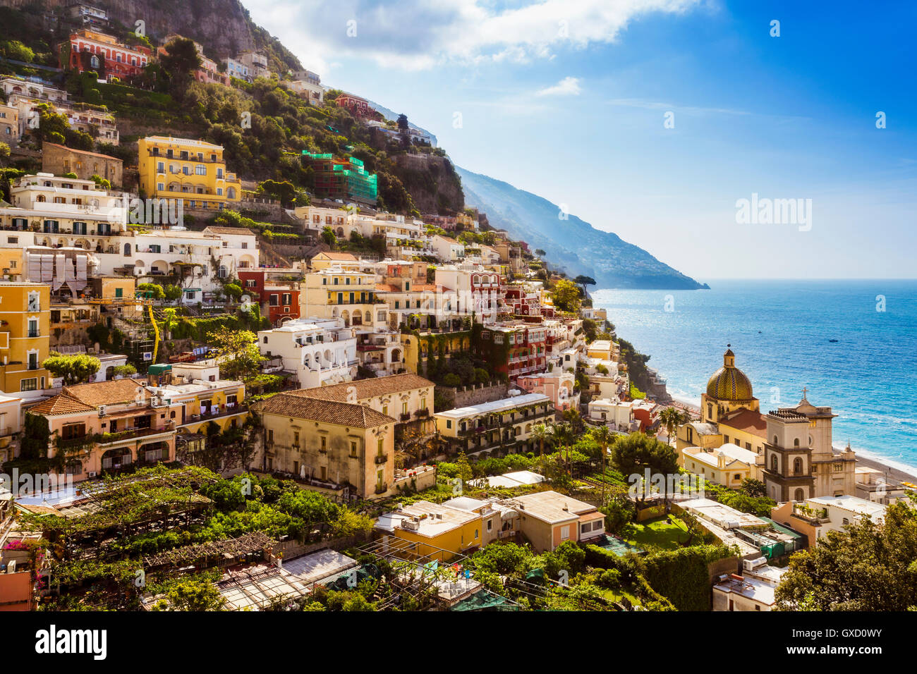 Cliff Nebengebäuden durch Meer, Positano, Amalfi Küste, Italien Stockfoto