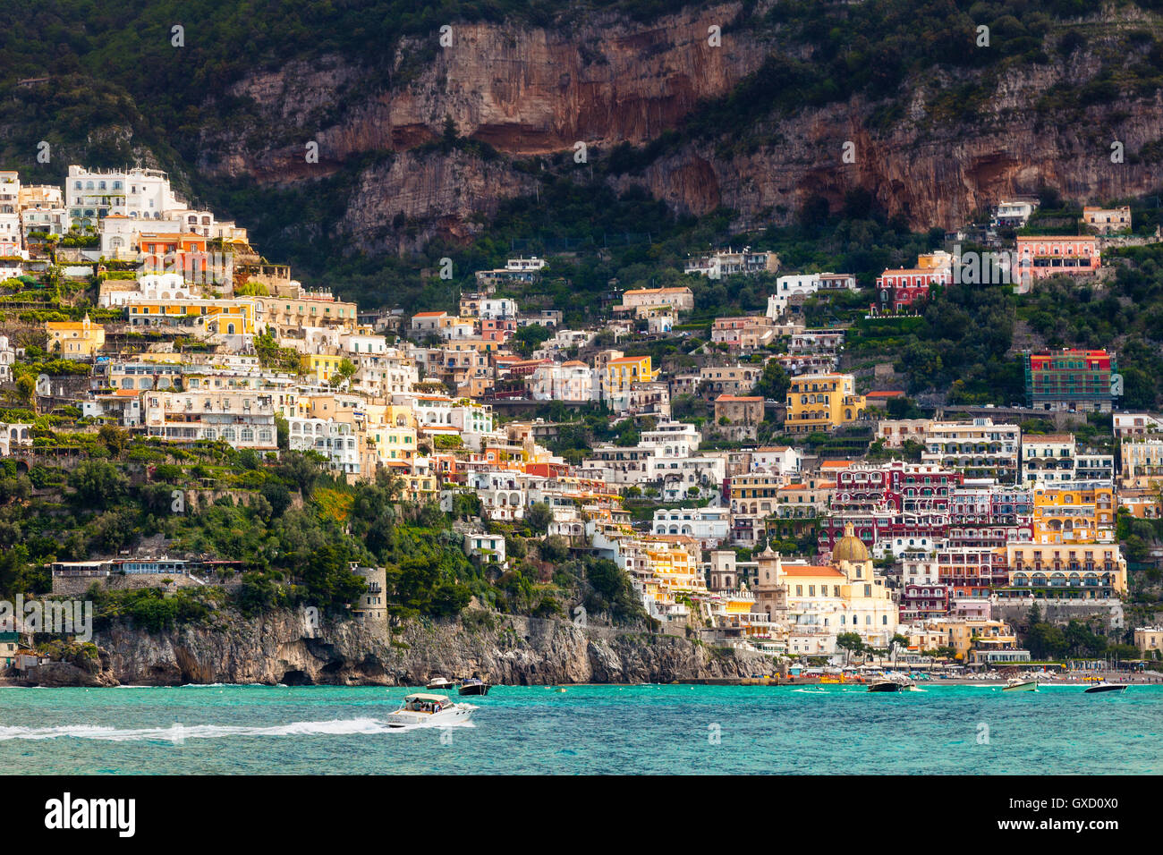 Cliff Nebengebäuden durch Meer, Positano, Amalfi Küste, Italien Stockfoto