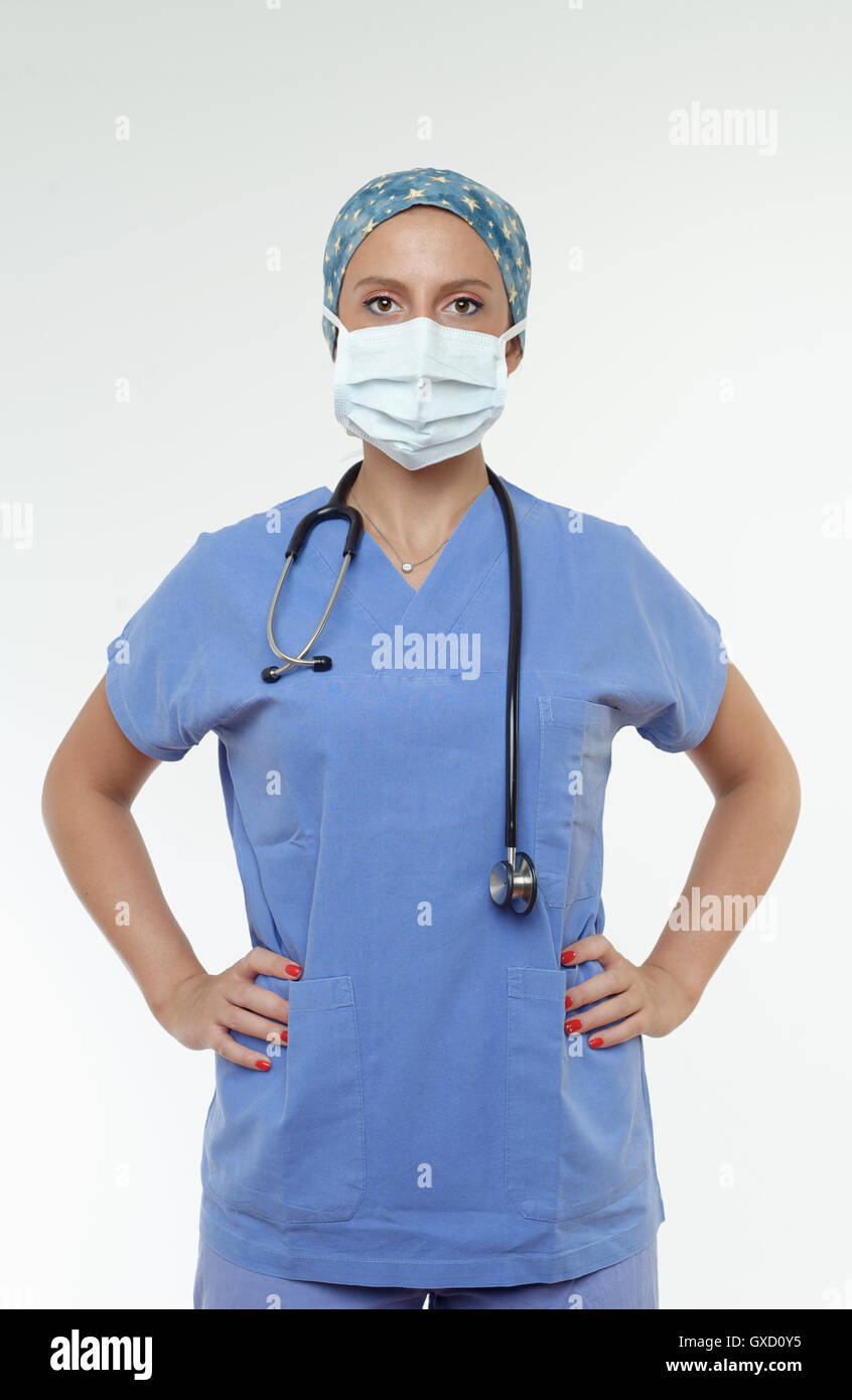 Chirurgen tragen von Mundschutz, Hände auf den Hüften, Blick in die Kamera Stockfoto