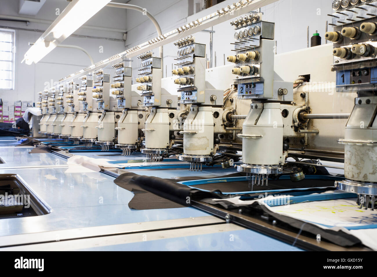 Reihen von programmierten Maschinen Stickgeschwindigkeit Nähte in Kleiderfabrik Stockfoto