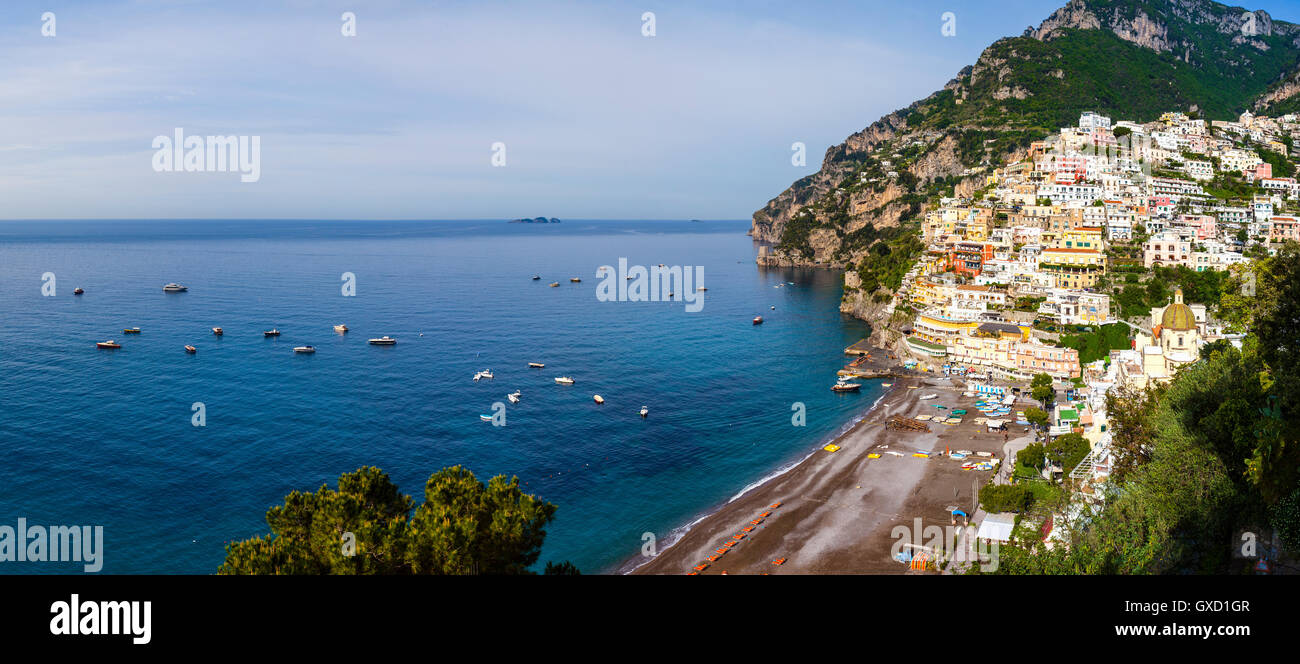 Cliff Nebengebäuden durch Meer, Positano, Amalfi Küste, Italien Stockfoto