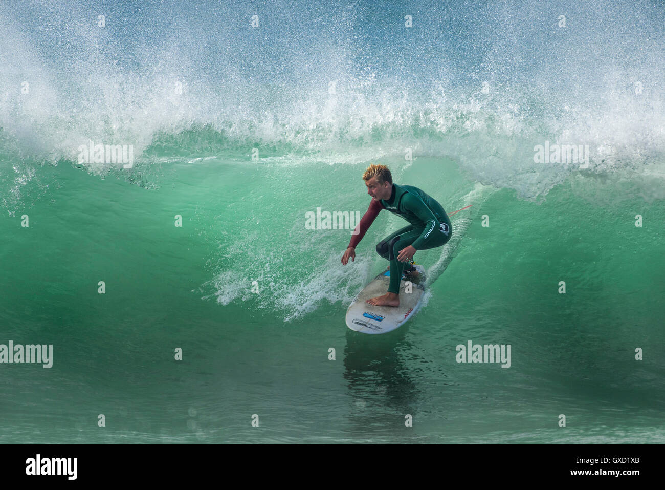 Ein Surfer in spektakulären Aktion am Fistral in Newquay, Cornwall. VEREINIGTES KÖNIGREICH. Stockfoto
