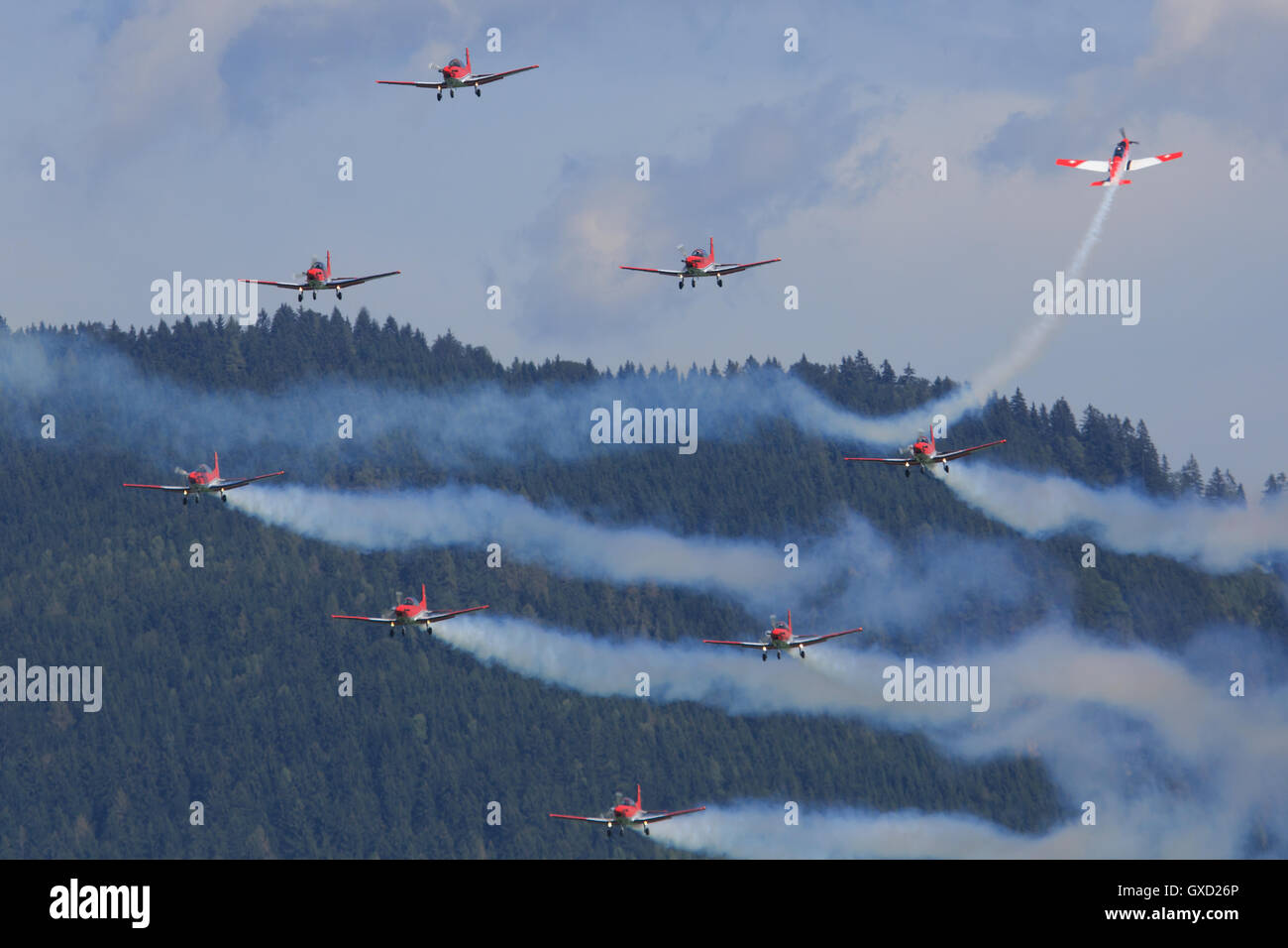 ZELTWEG, Steiermark, Österreich - SEPTEMBER 02: Anzeige PC 7 Team aus der Schweiz bei der Airpower 2016 in Zeltweg, Österreich Stockfoto