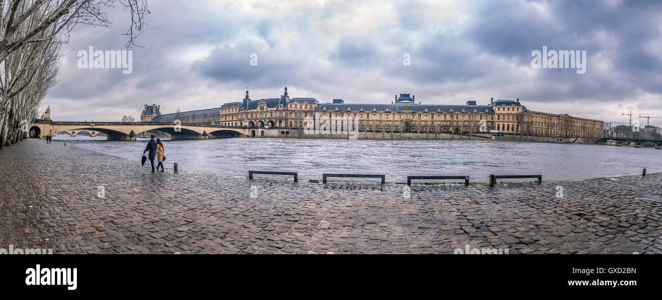 Seineufer und seine Ufer an einem regnerischen Tag Stockfoto