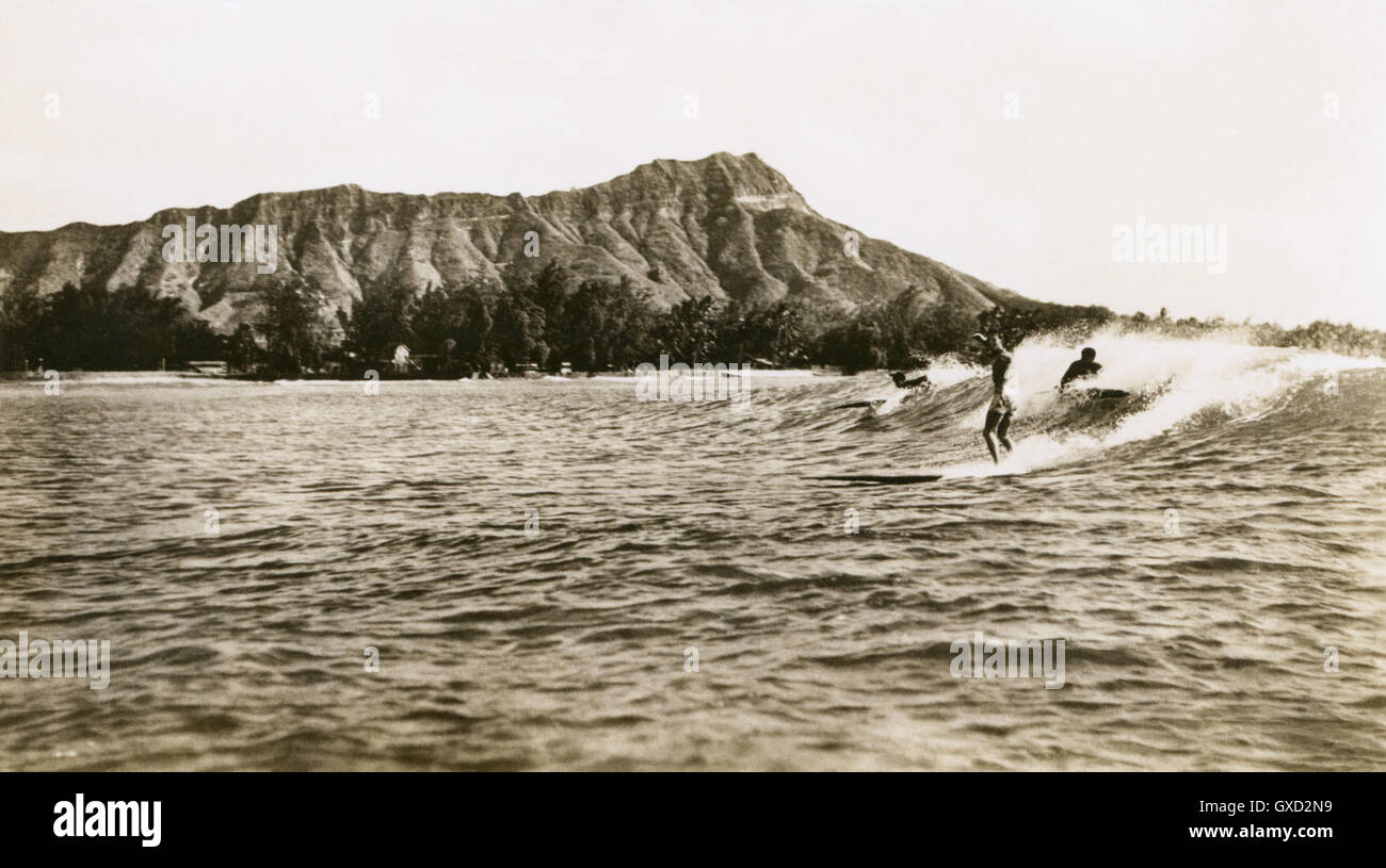 Vintage Foto der drei Surfer auf einer Welle im Waikiki in Honolulu, Hawaii. Stockfoto