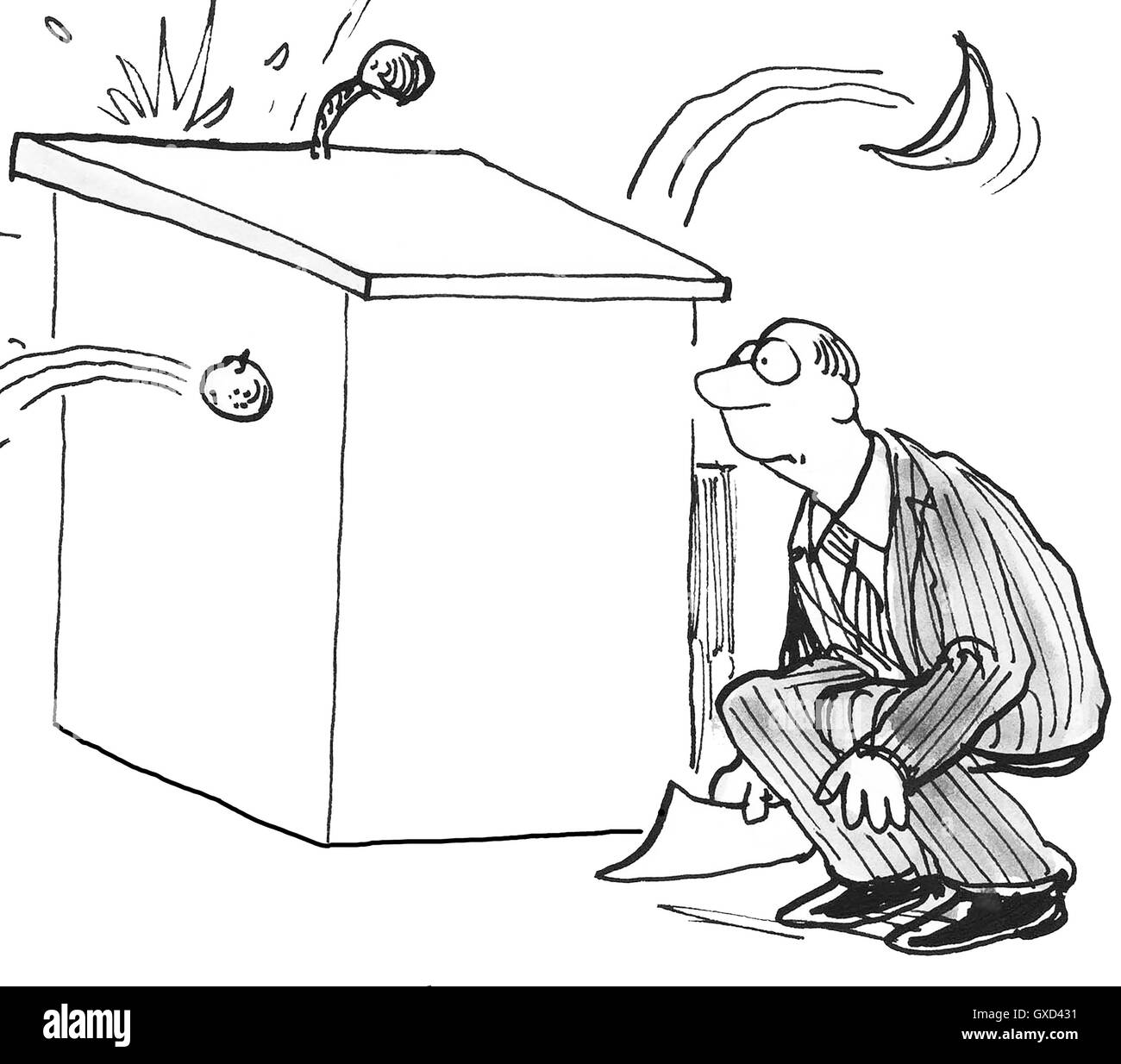 B&W Unternehmen oder politische Karikatur zeigt einen Mann hinter einem Podium hocken, wie das Publikum ihn an Faule Tomaten wirft. Stockfoto