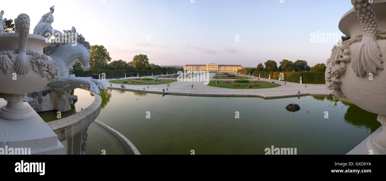 Ein Panorama des Schlosses Schönbrunn in Wien, Österreich Stockfoto