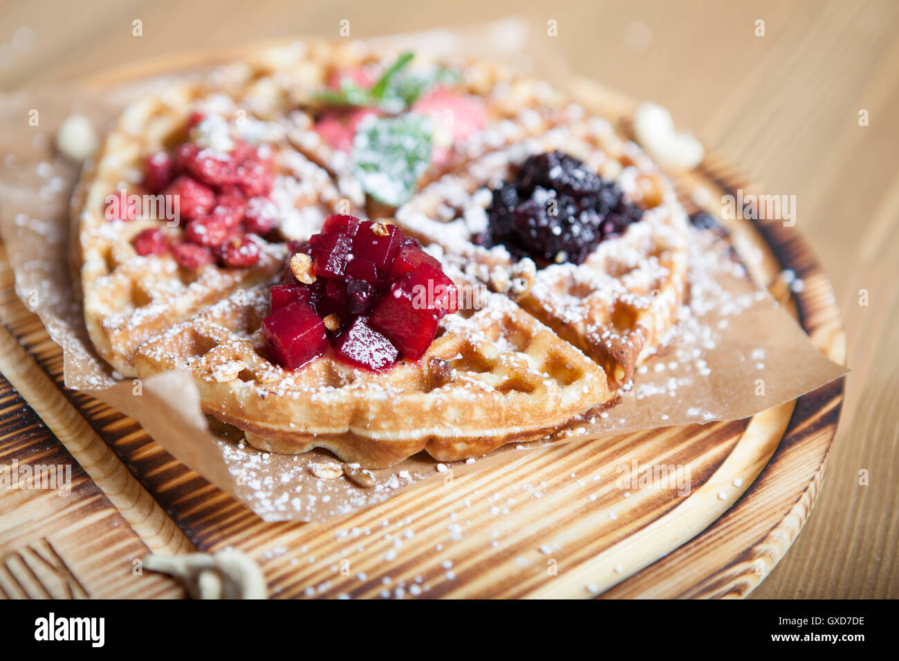 Belgische Waffeln mit frischen Beeren auf rustikalen hölzernen Hintergrund Stockfoto