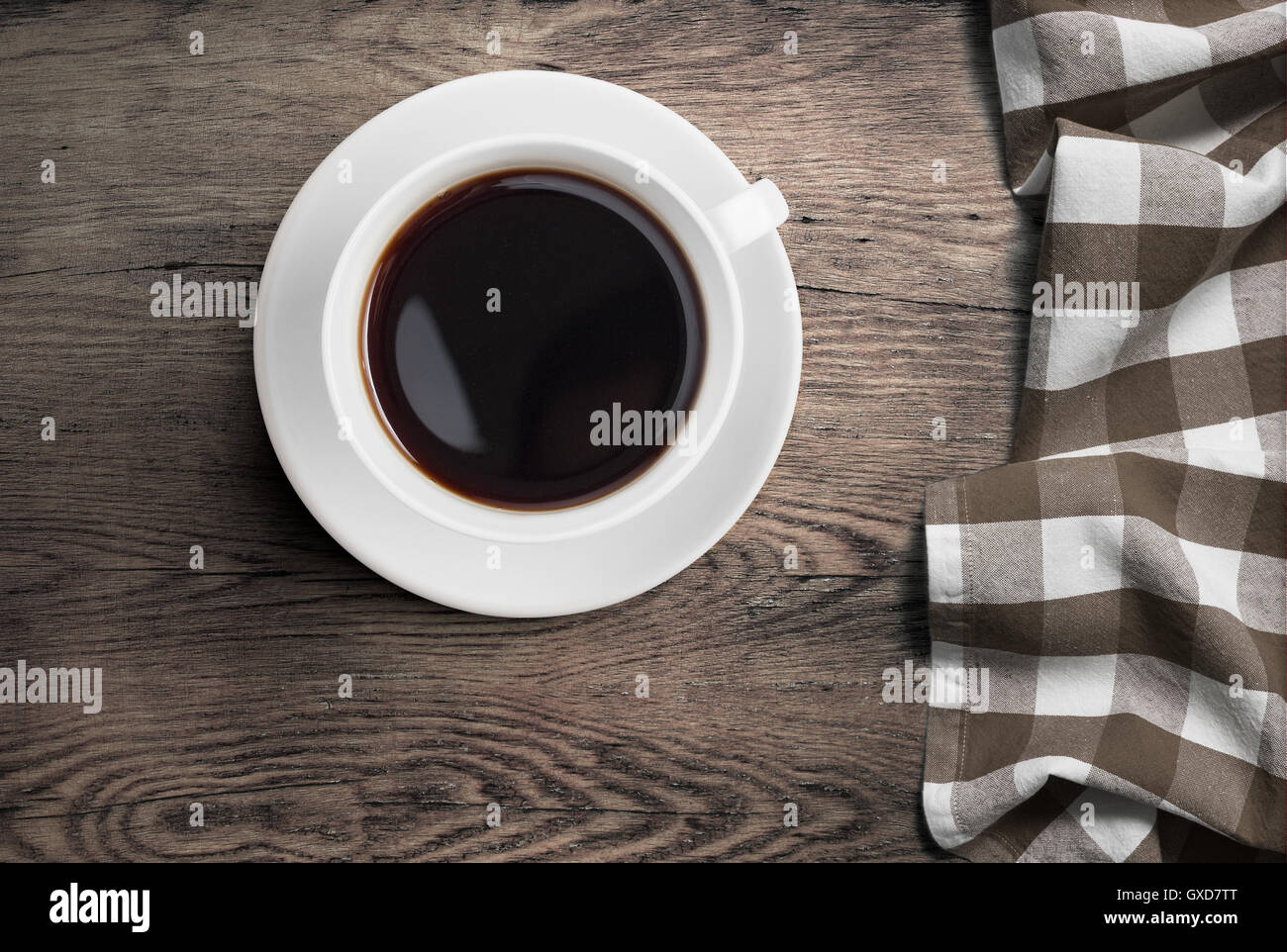 Schwarzer Kaffee Tasse Draufsicht auf alten Holztisch mit Tischdecke Stockfoto