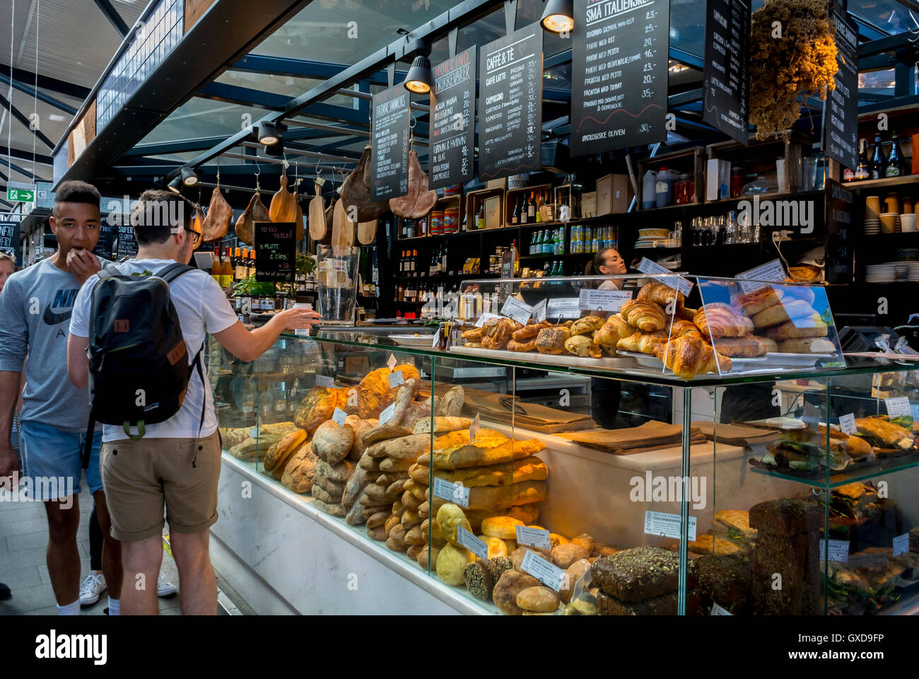 Kopenhagen, Dänemark, Innere Szenen, Menschen, die Brot kaufen, Einkaufen in Torvfhallerne Lebensmittelmarkt, Dänische Bäckerei Shop Innenräume, lokaler Konsum Stockfoto
